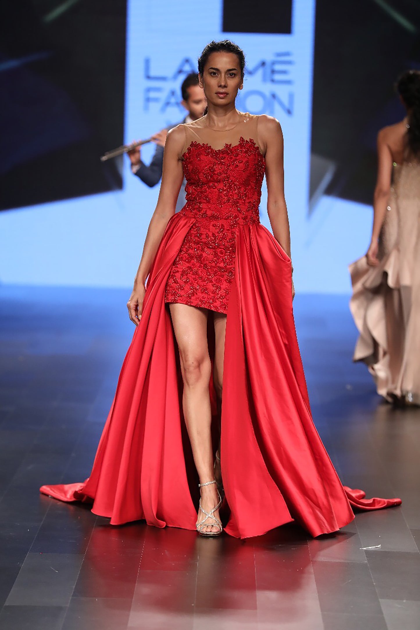 Short dress with Trail