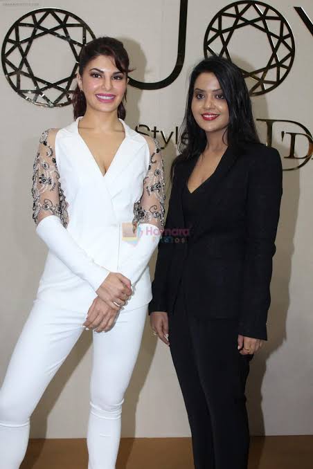 JACQUELINE FERNANDES
